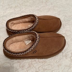 UGG Slippers shoes in brown
